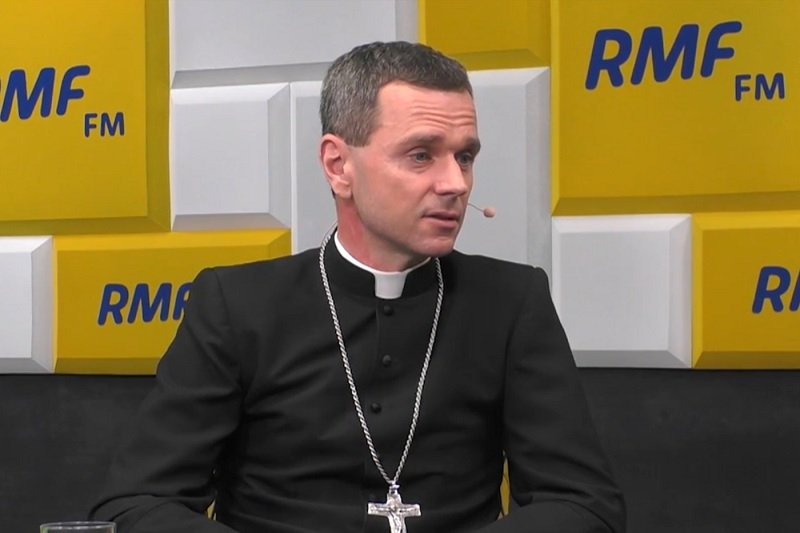 Biskup Mirosław Milewski mówił o powiązaniu środowisk homoseksualizmu i pedofilii.