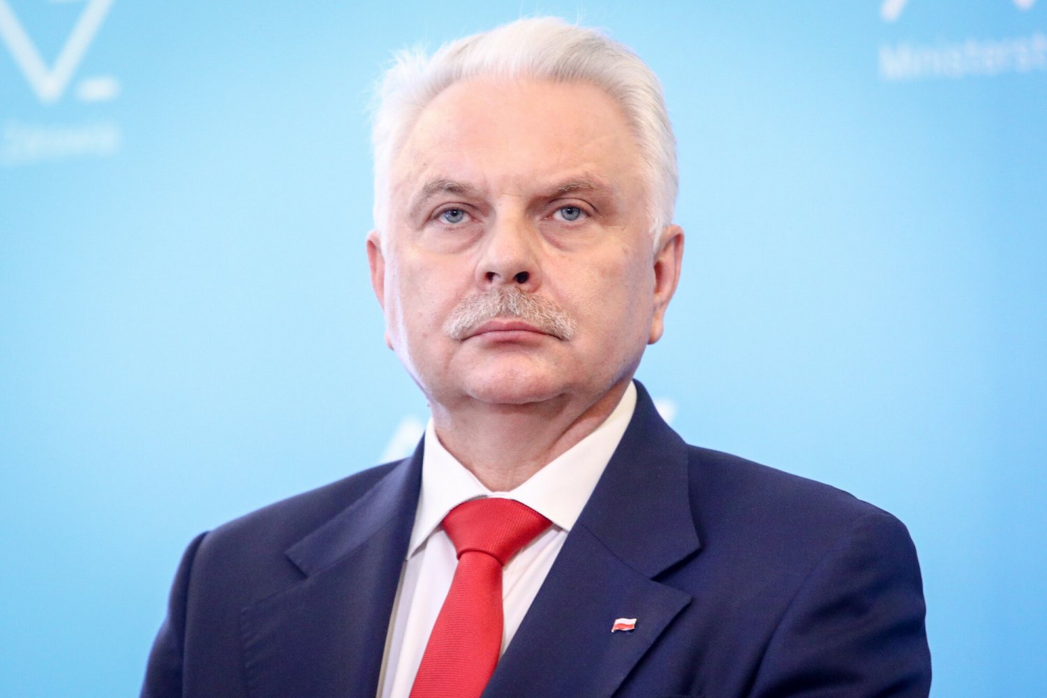 Waldemar Kraska ujawnił, że minionej doby wykryto ponad 9,5 tys. nowych zakażeń COVID-19.