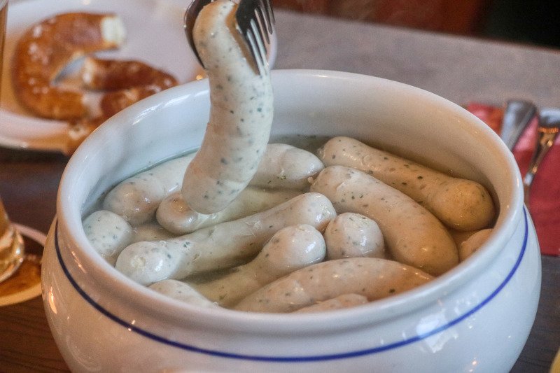 Ten sposób na białą kiełbasę odmieni twoją kuchnie.