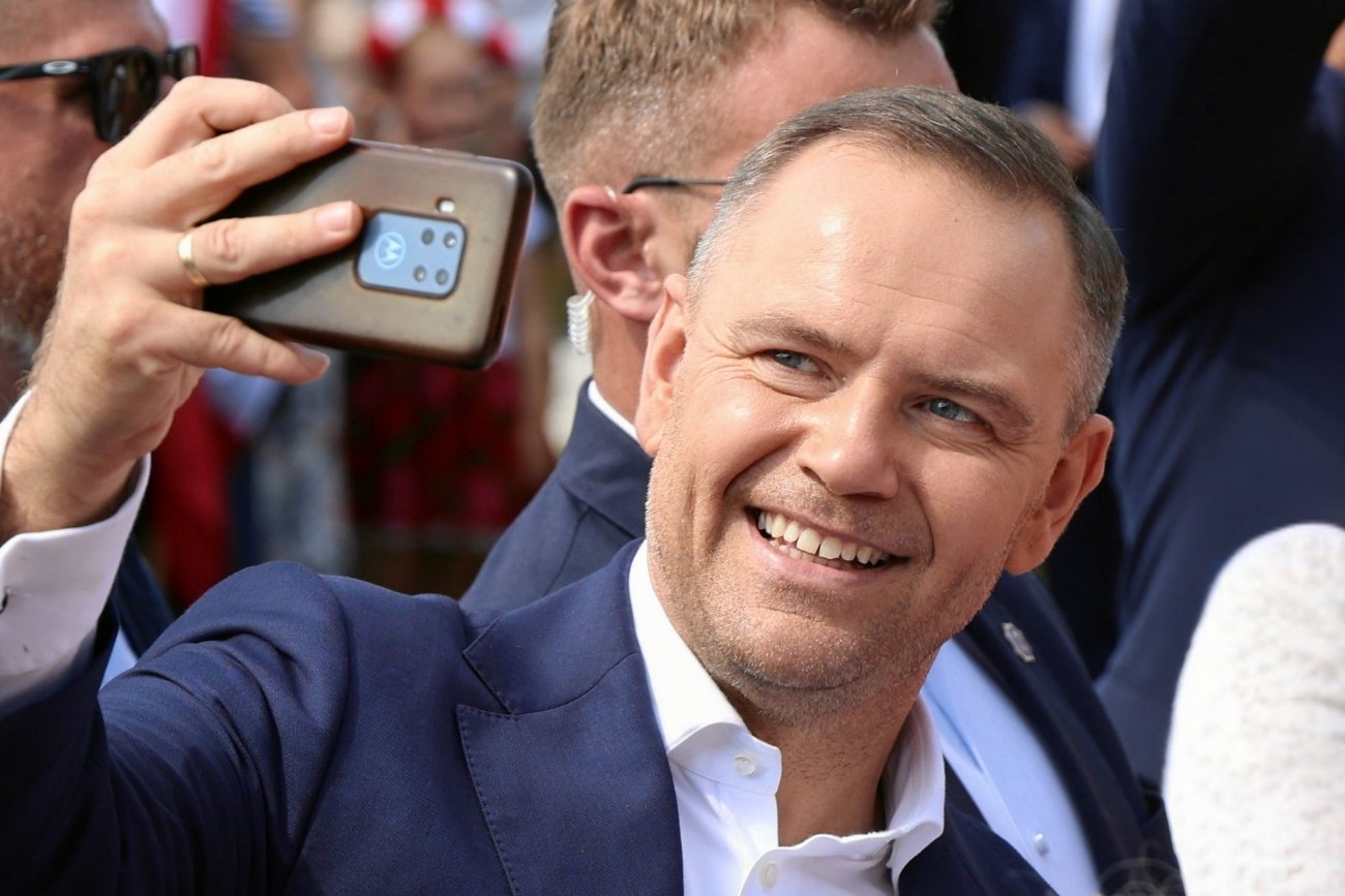 Nawrocki nie rezygnuje ze starych przyzwyczajeń. Skandowali jego imię