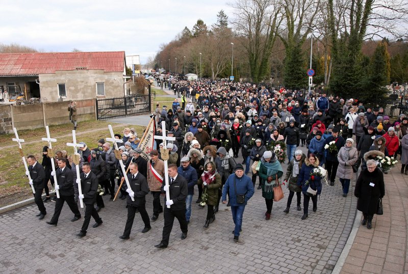 W uroczystościach pogrzebowych w Koszalinie wzięły udział tysiące osób.