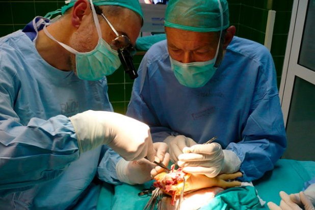 Czerwiec 2010, pionierski zabieg w Trzebnicy - chirurdzy preparują dłoń do pierwszego w Polsce przeszczepu obu rąk - doktor Domanasiewicz po lewej stronie.