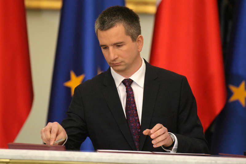 Mateusz Szczurek w zasadzie z dnia na dzień przeszedł z banku do ministerstwa. Konflikt interesów?