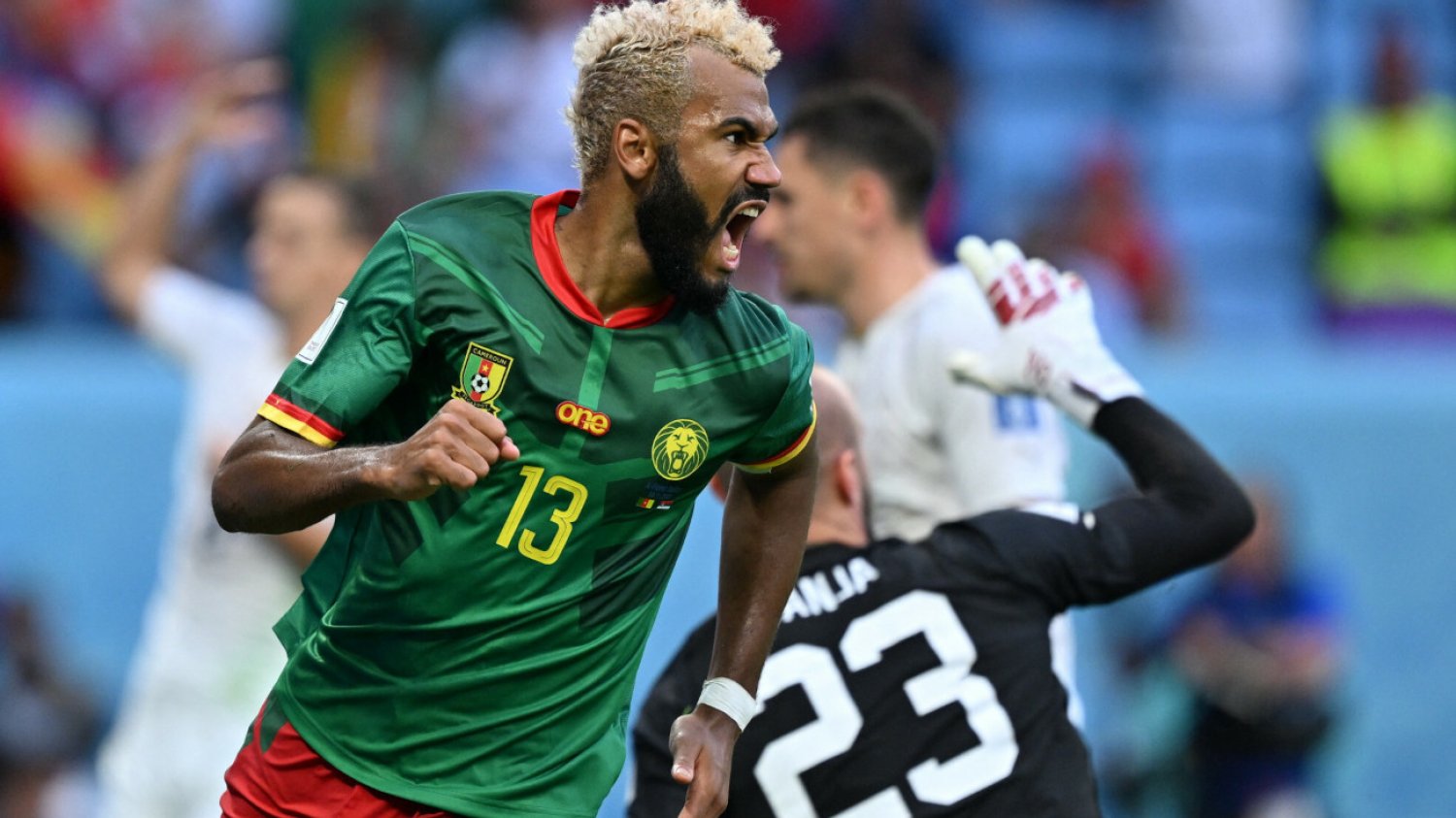 Eric Maxim Choupo-Moting właśnie trafił na 3:3, przywracając nadzieje Kamerunu na sukces podczas mundialu w Katarze.