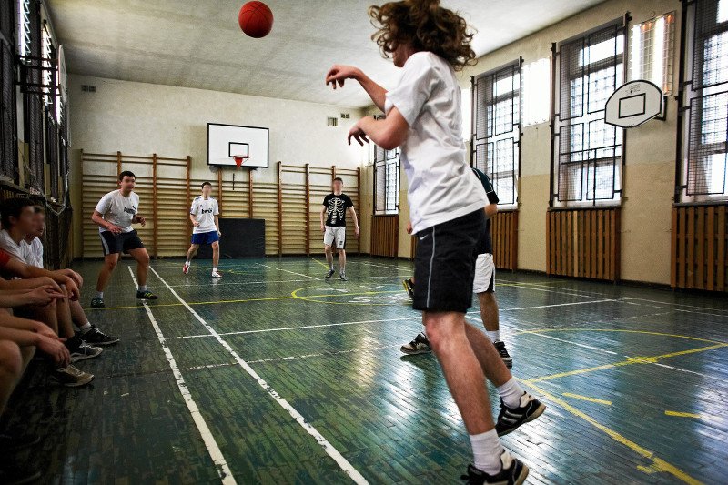 Brak osiągnięć i piątka na świadectwie? Od września dzieci nie muszą być zdolne. Stopnie za "dobre chęci"