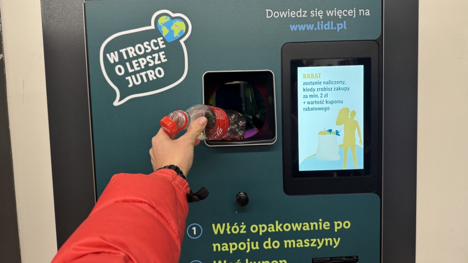 Automat na butelki w Lidlu. To musisz wiedzieć, aby z niego skorzystać. Automat na butelki w Lidlu. Tyle rabatu możesz uzyskać.