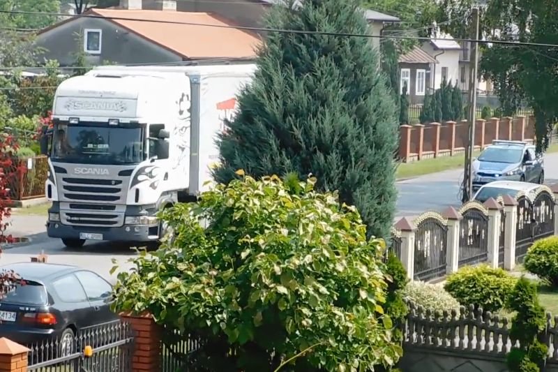Mężczyzna uciekają tirem staranował radiowóz policyjny w Łowiczu.