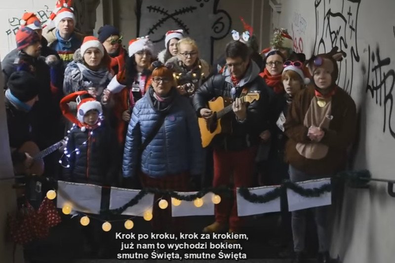 "Mann na prezydenta", "trują Trójkę nam od roczku". Słuchacze Trójki piosenką o karpiu dobijają "dobrą zmianę" dowcipem