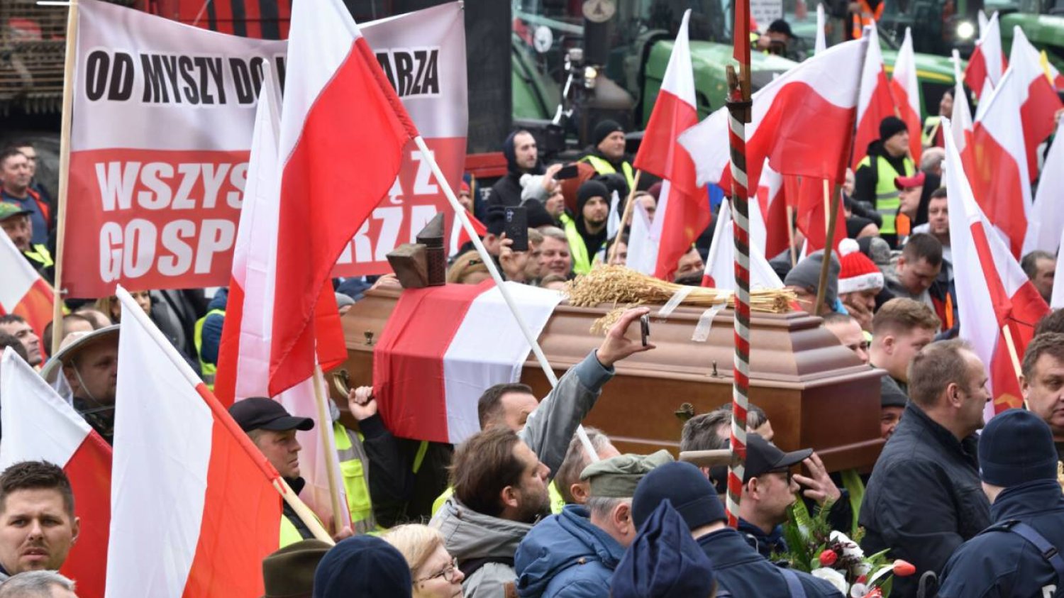 Kolejny skandal na proteście rolników. Baner z Tuskiem na tle Auschwitz