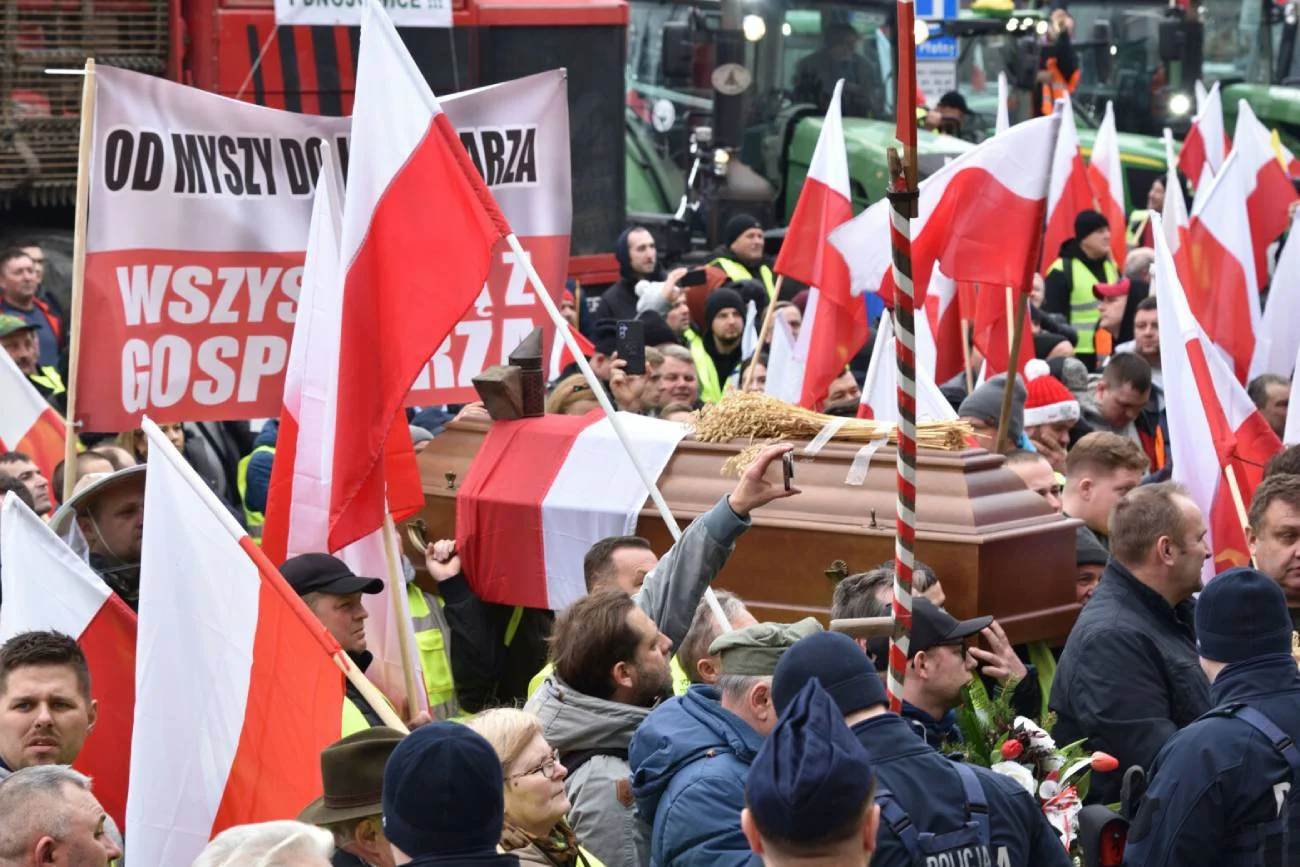 Kolejny skandal na proteście rolników. Baner z Tuskiem na tle Auschwitz