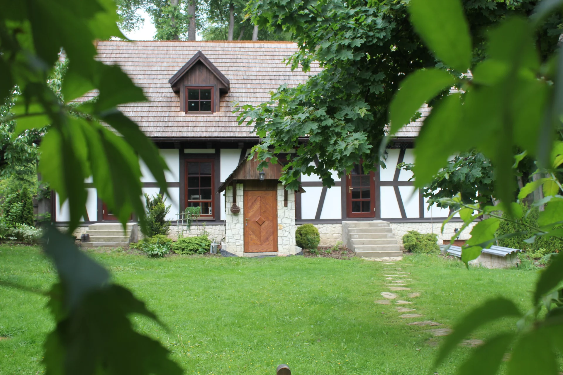 Lipową Dolinę otaczają stuletnie lipy i stary park.