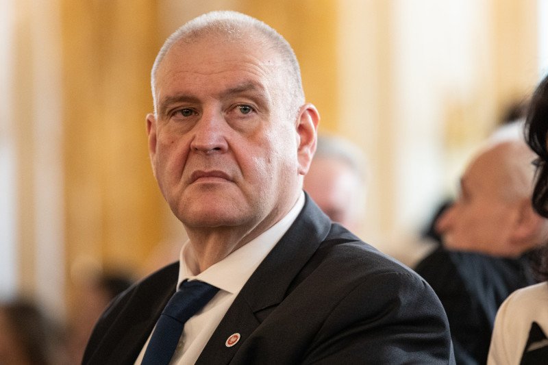 Prokurator Krajowy Bogdan Święczkowski wysłał kilku prokuratorów w dalekie delegacje. W środowisku wrze.