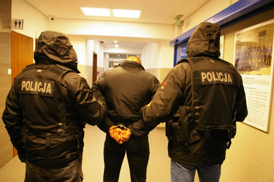 "Kryminalni z białostockiej trójki i komendy miejskiej w piątek przed 15 zatrzymali sprawcę rozboju" – poinformowała po weekendzie podlaska komenda policji.