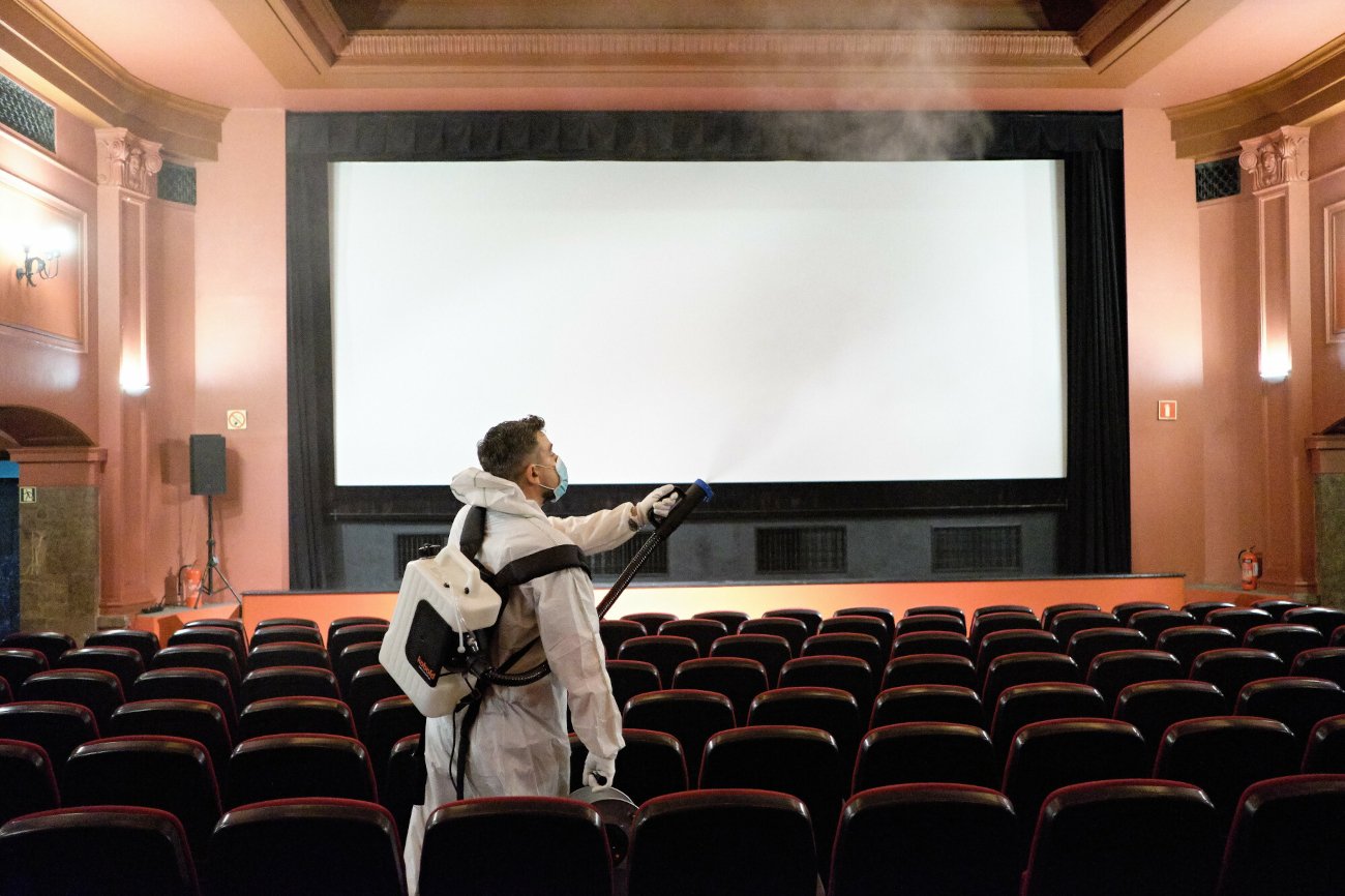 Z danych aplikacji Luca wynika, że do zakażeń COVID-19 prawie w ogóle nie dochodzi w kinach i innych ośrodkach kultury.