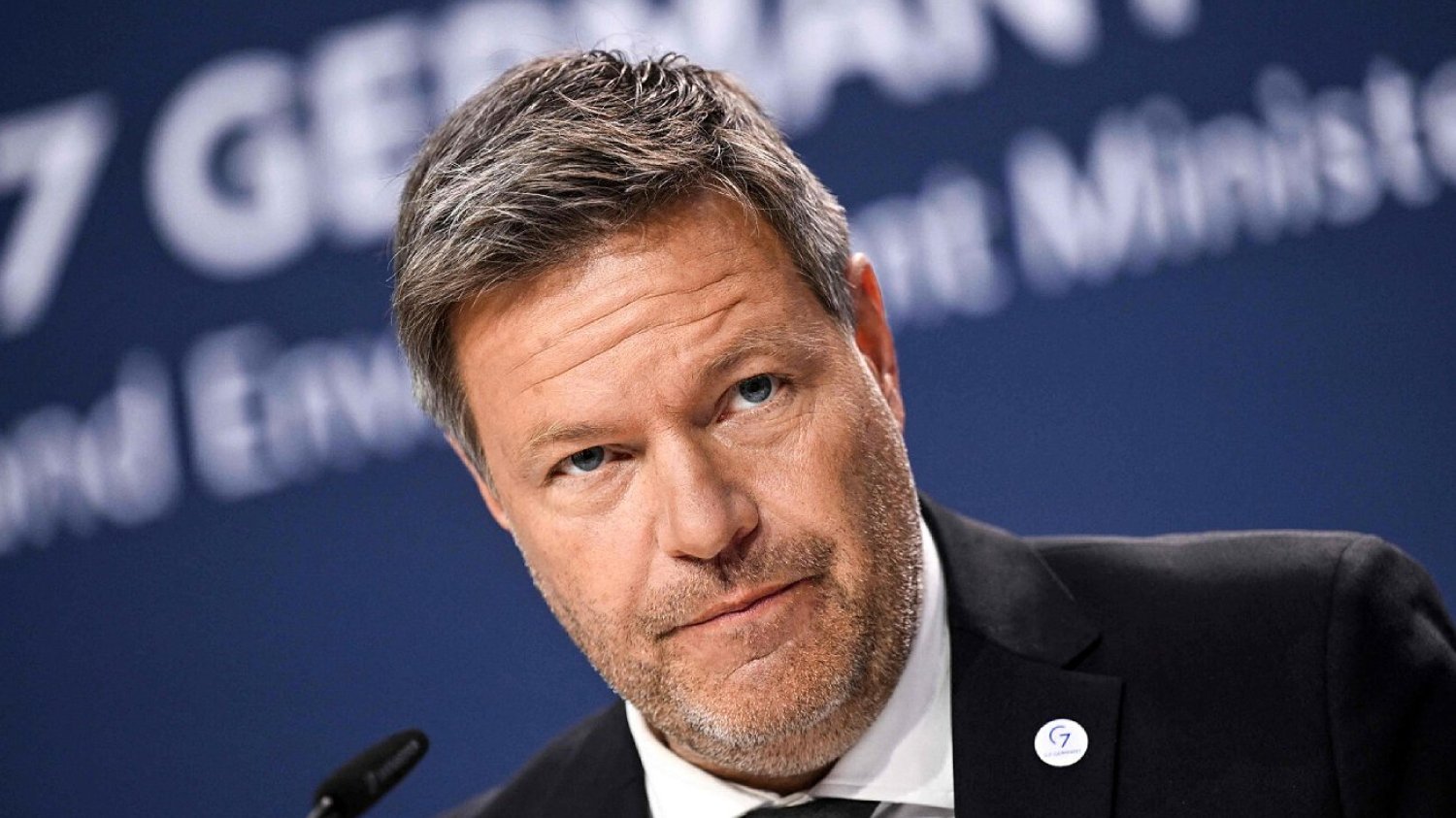 Wicekanclerz i minister gospodarki Niemiec Robert Habeck skrytykował rządy Angeli Merkel. Wicekanclerz i minister gospodarki Niemiec Robert Habeck z partii Zieloni.
