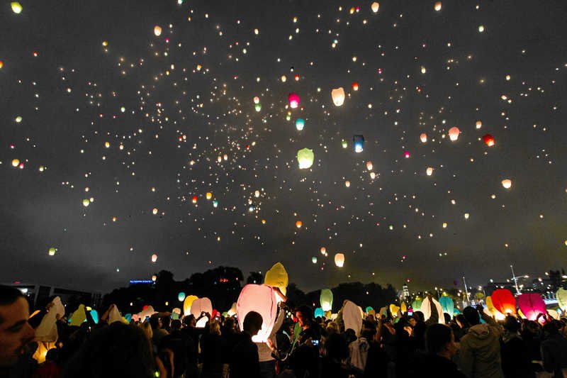 Szkody wywołane przez kolejne imprezy w stylu Nocy Kupały (zdjęcie z 2012 roku) nie skłoniły nikogo do namysłu i tysiące lampionów znowu poszybowało w niebo.