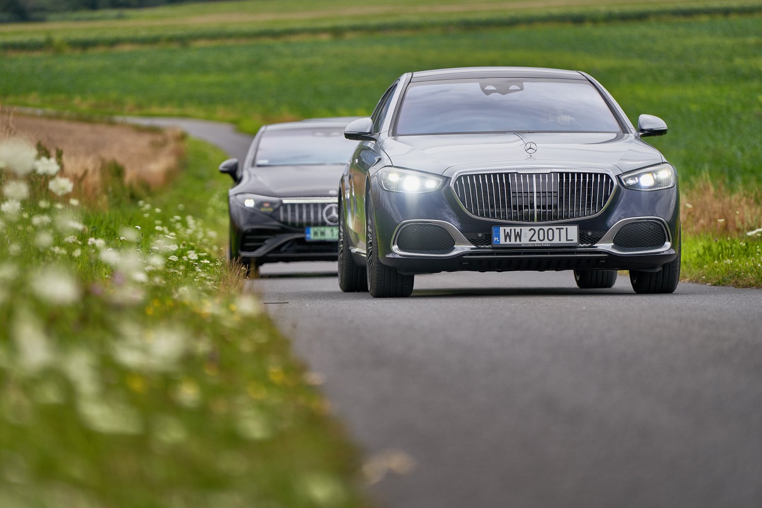 Kolumna ośmiu luksusowych Mercedesów robiła piorunujące wrażenie.