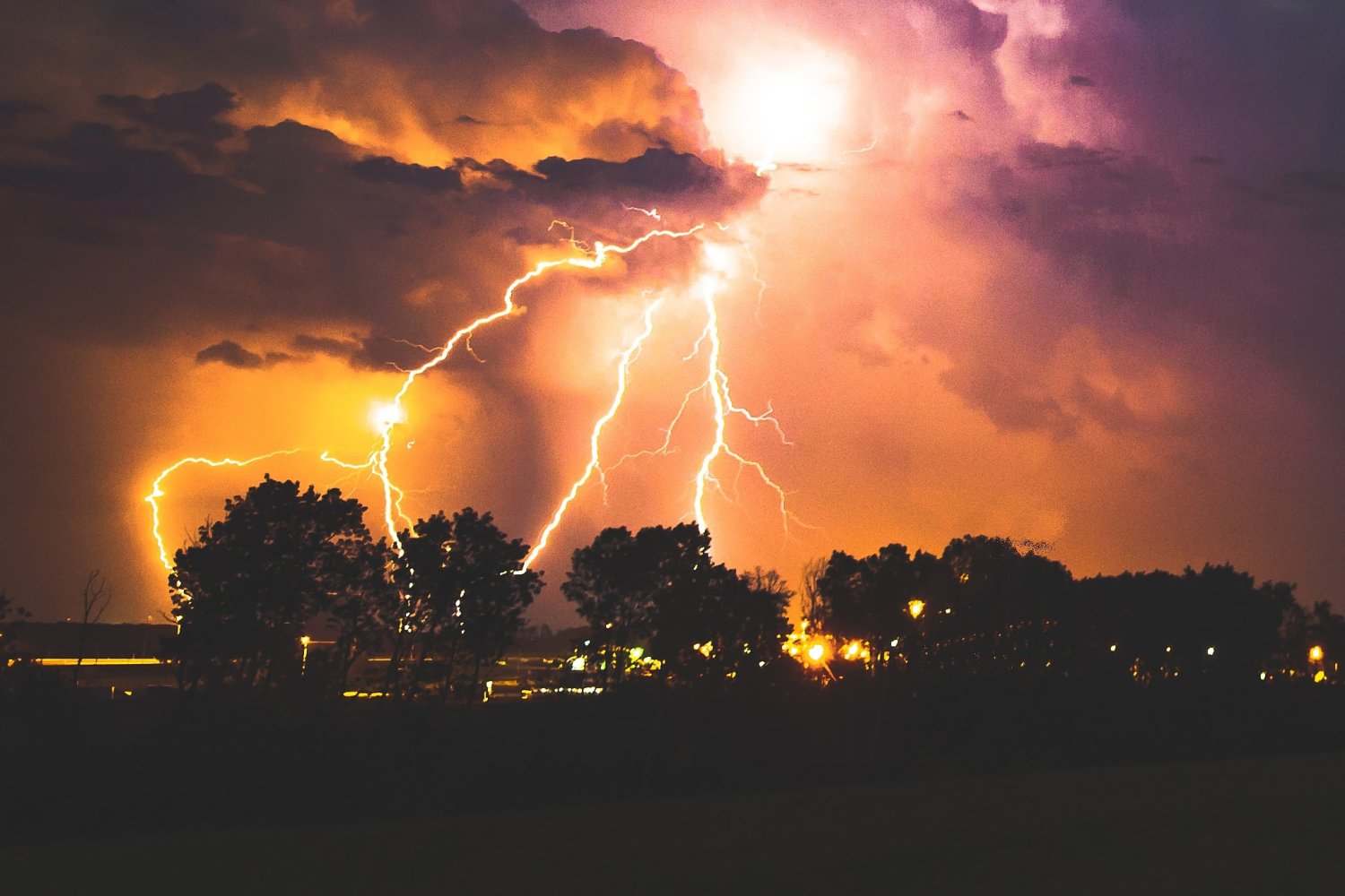 Przez Polskę przetoczą się groźne burze. RCB ostrzega, by zabezpieczyć rzeczy, które może porwać wiatr.