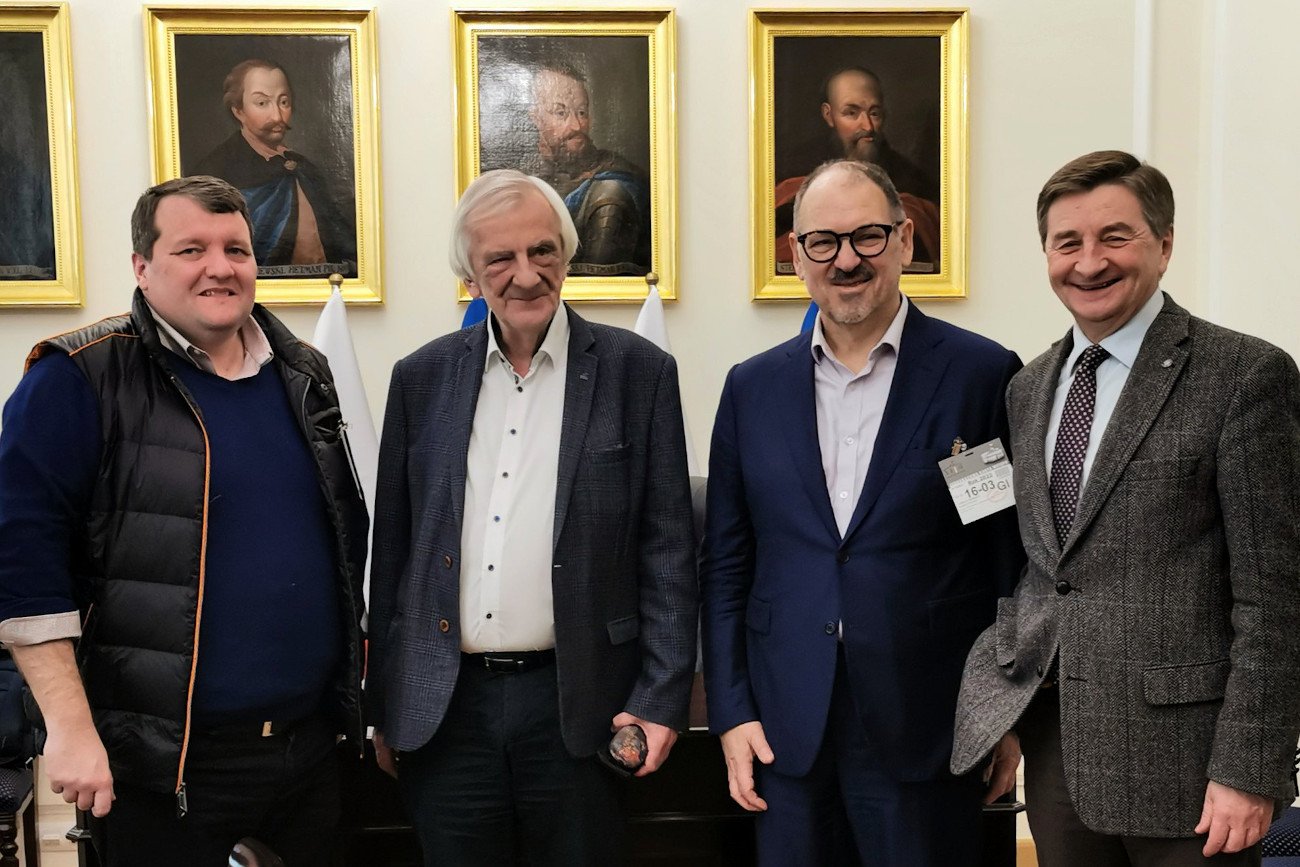 Ryszard Terlecki i Marek Kuchciński bronią pomysłu Jarosława Kaczyńskiego ws. Ukrainy.