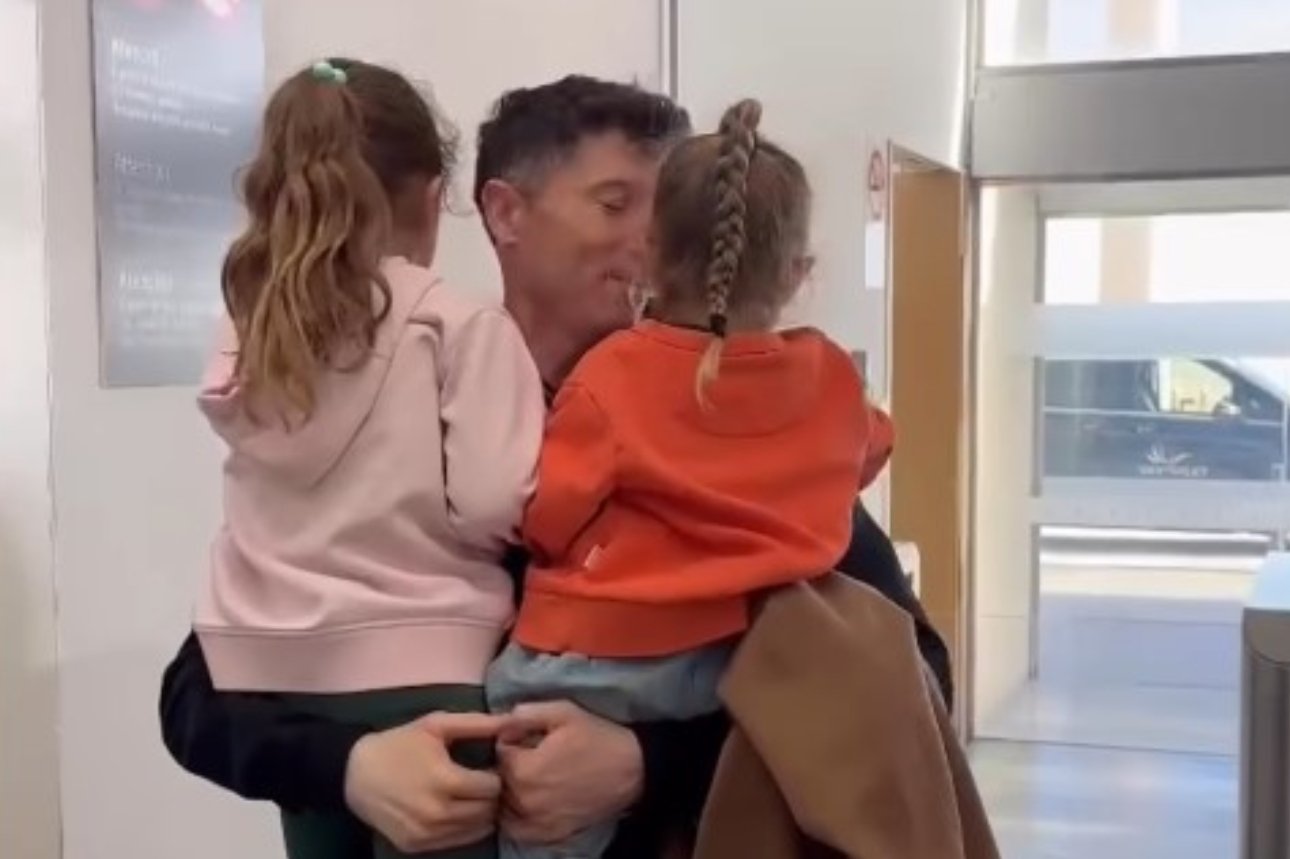 Lewandowski wrócił do Hiszpanii. Tak powitały go po meczu córki.