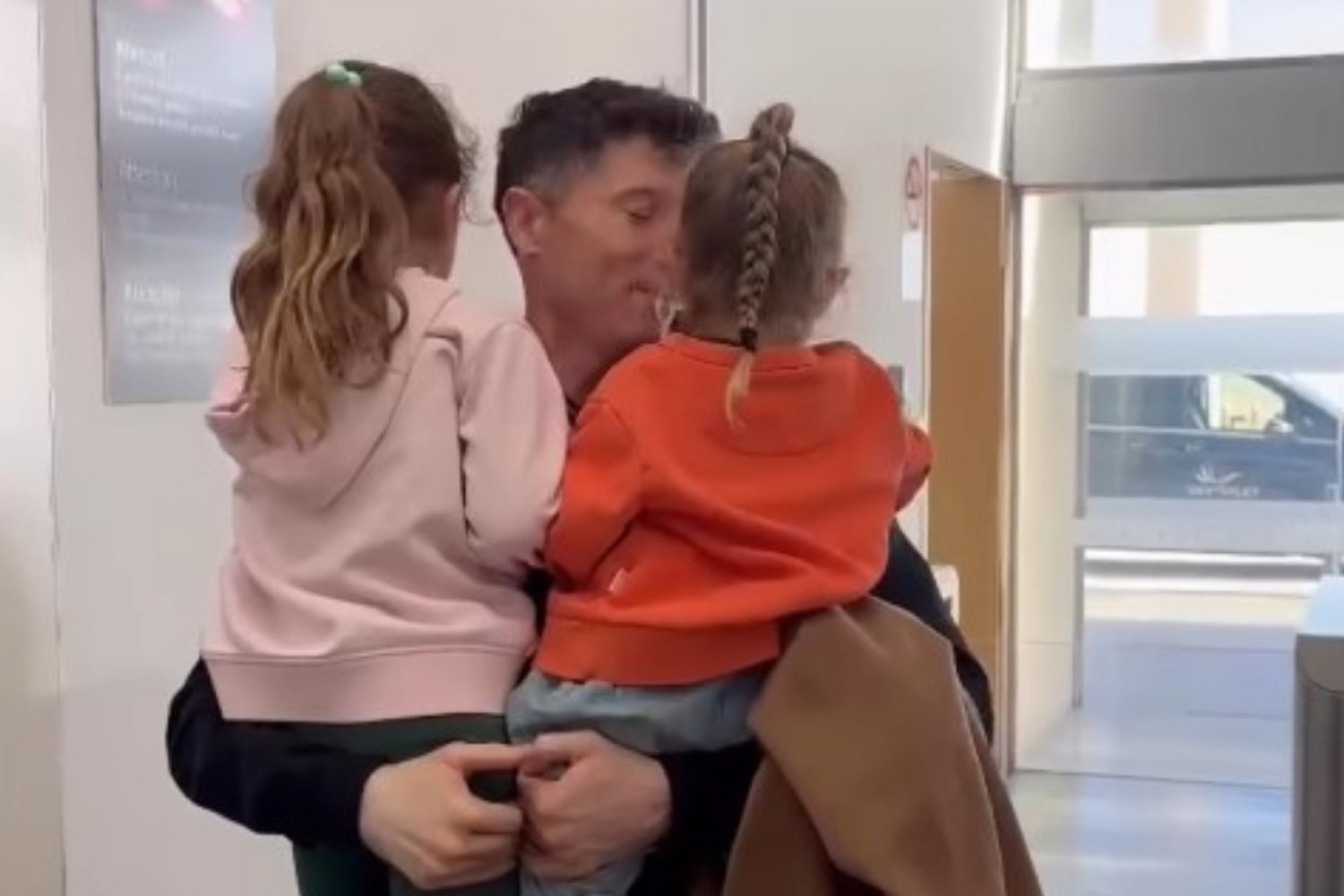 Lewandowski wrócił do Hiszpanii. Tak powitały go po meczu córki.