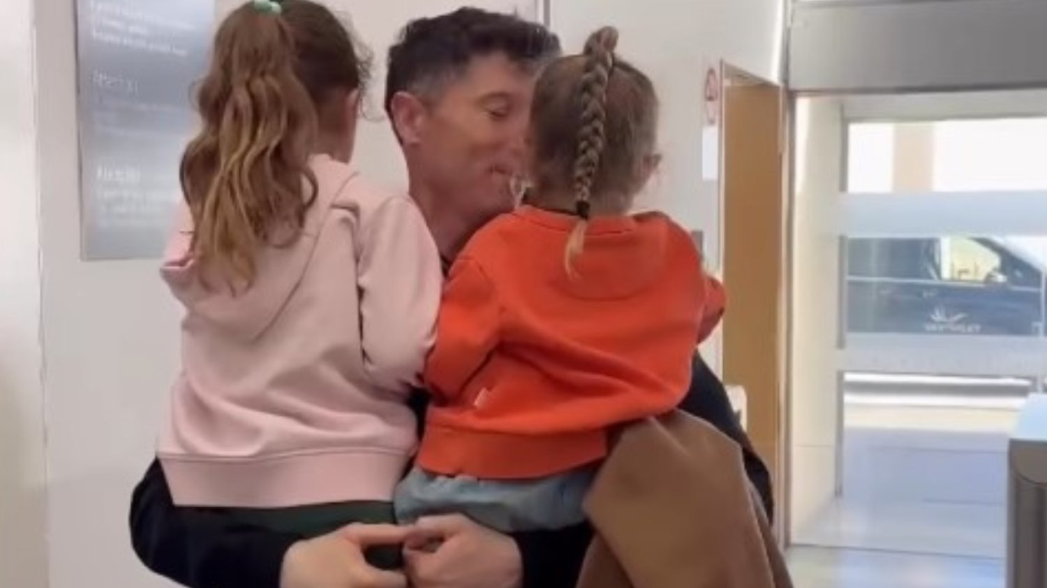 Lewandowski wrócił do Hiszpanii. Tak powitały go po meczu córki.