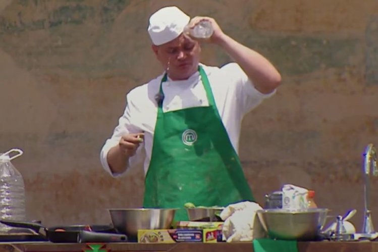 Mariusz Komenda nie zniósł upału na planie programu.