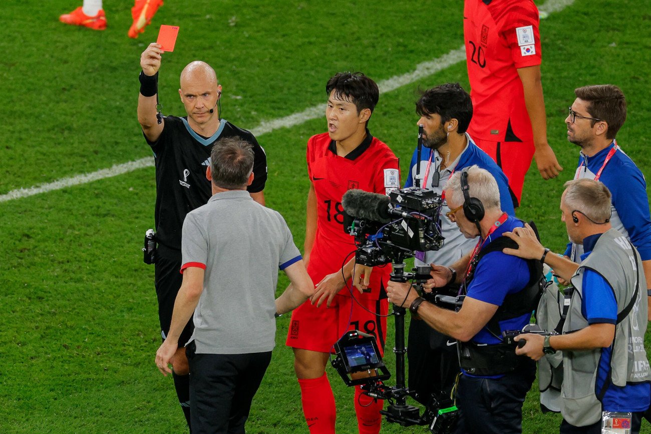 Trener Paulo Bento po końcowym gwizdku otrzymał czerwoną kartkę za protesty od sędziego Anthonego Taylora.