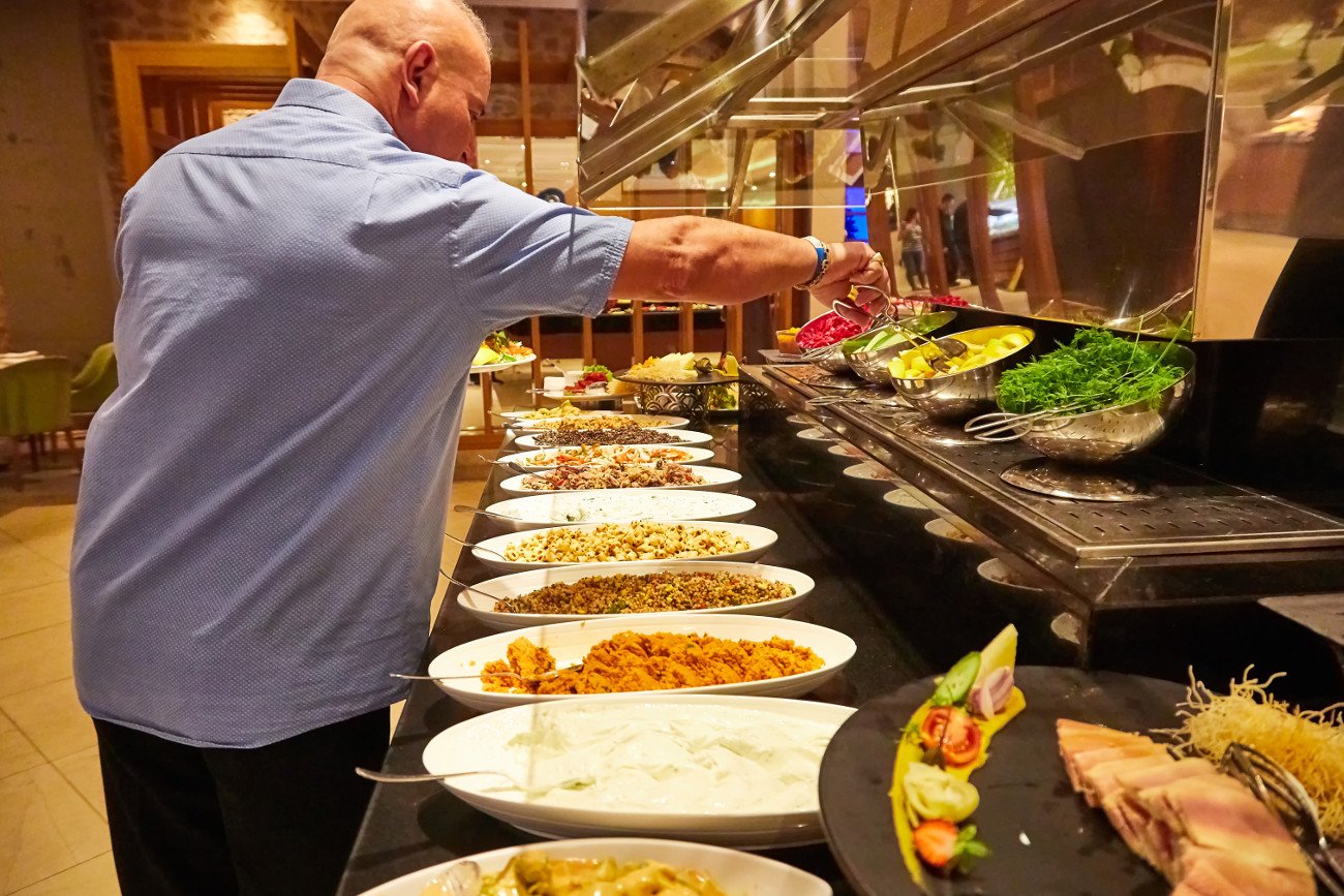 Z wakacji all inclusive zwykle przywozimy dodatkowe kilogramy.