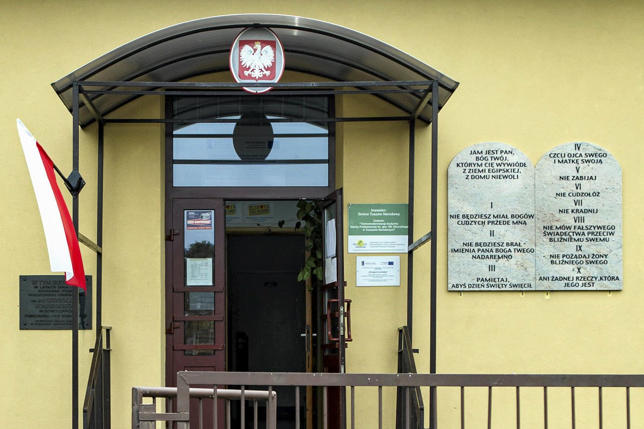 Tak wygląda Dekalog na ścianie budynku szkoły w Tuszowie Narodowym.