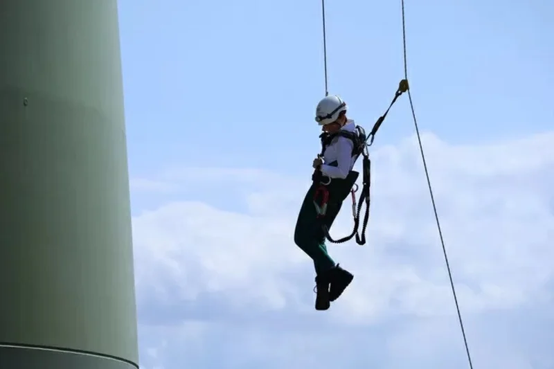Jadwiga Emilewicz zjechała na linie z masztu elektrowni wiatrowej.
