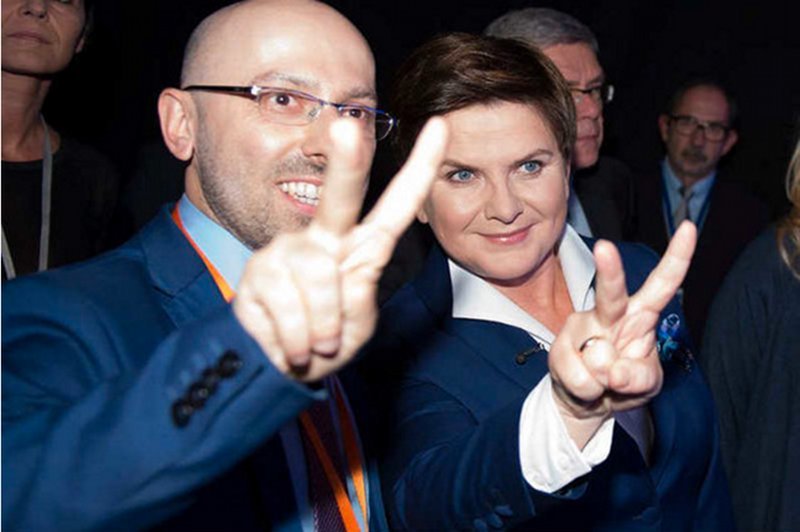 Oficjalnie uśmiechy i wspólne zdjęcia, a za plecami wojna. Mowa już nawet o ultimatum polityków PiS. Chcą dymisji Krzysztofa Łapińskiego, rzecznika Andrzeja Dudy.