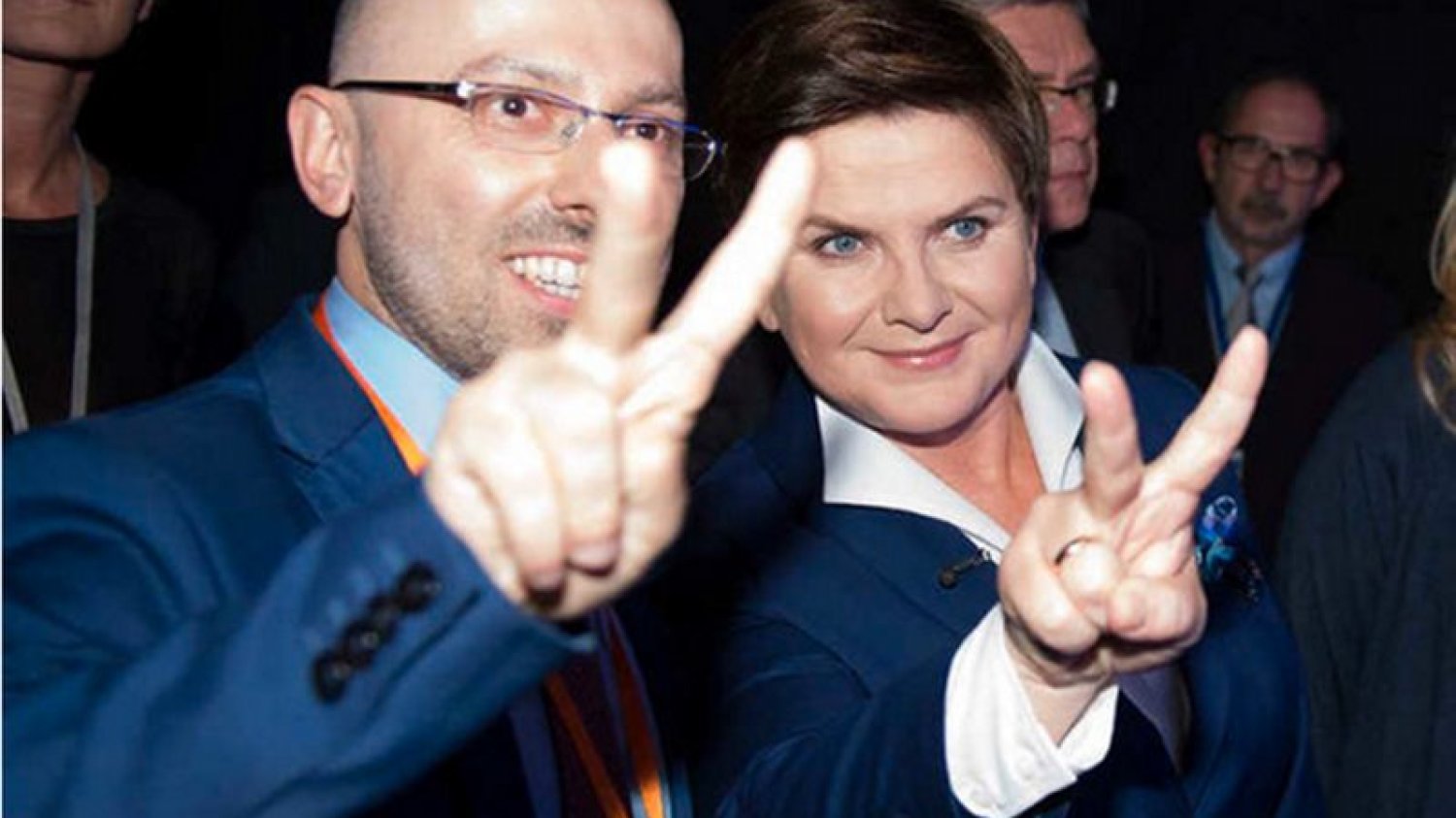 Oficjalnie uśmiechy i wspólne zdjęcia, a za plecami wojna. Mowa już nawet o ultimatum polityków PiS. Chcą dymisji Krzysztofa Łapińskiego, rzecznika Andrzeja Dudy.