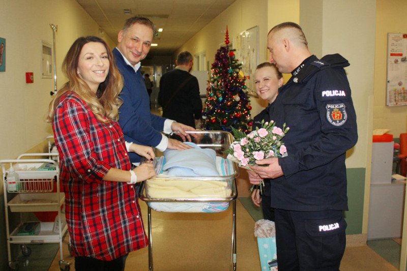 Mundurowi odwiedzili następnego dnia rodziców i ich nowo narodzonego synka.