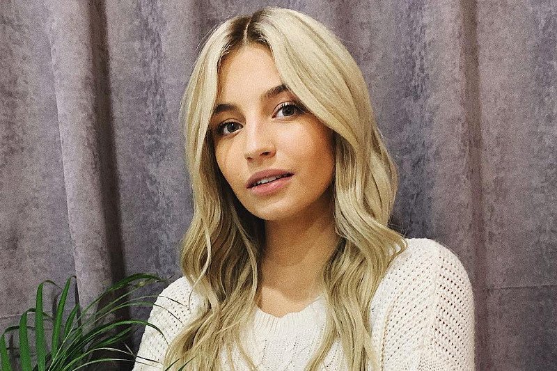 Tym zdjęciem Julia Wieniawa ostatecznie potwierdziła pozostanie przy swoich ciemnych włosach.