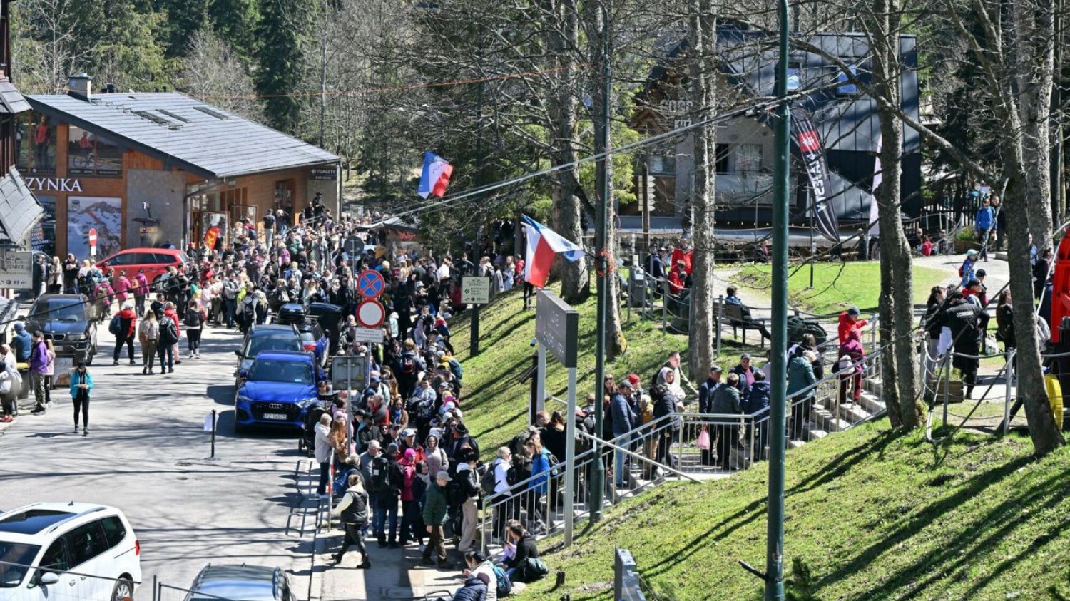 Turyści szturmują góry w majówkę. Internauci pokazali nagrania. Zatrzęsienie turystów w majówkę. W górach pojawiły się prawdziwe tłumy.