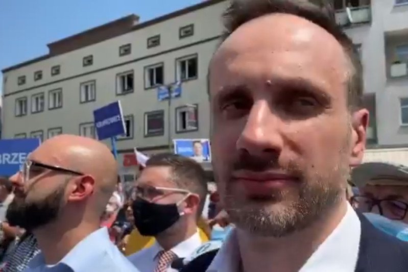 Poseł Solidarnej Polski Janusz Kowalski został wypatrzony na wiecu Rafała Trzaskowskiego w Opolu.