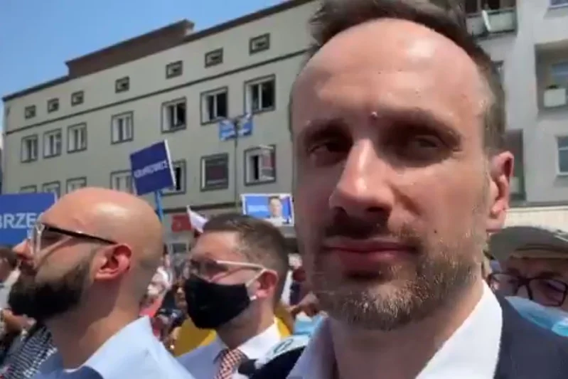 Poseł Solidarnej Polski Janusz Kowalski został wypatrzony na wiecu Rafała Trzaskowskiego w Opolu.