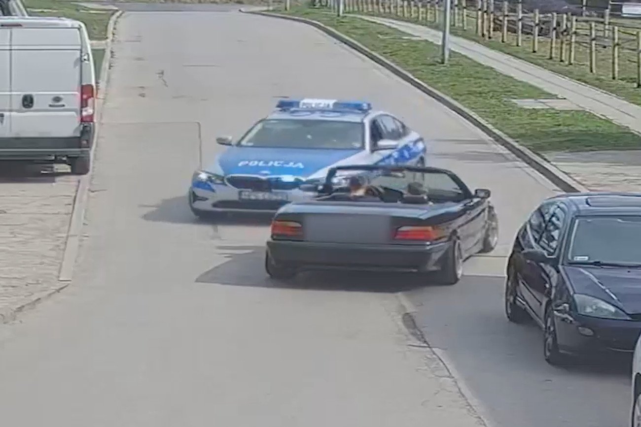 Kierowca BMW swój drift zakończył przed radiowozem. Dostał mandat.