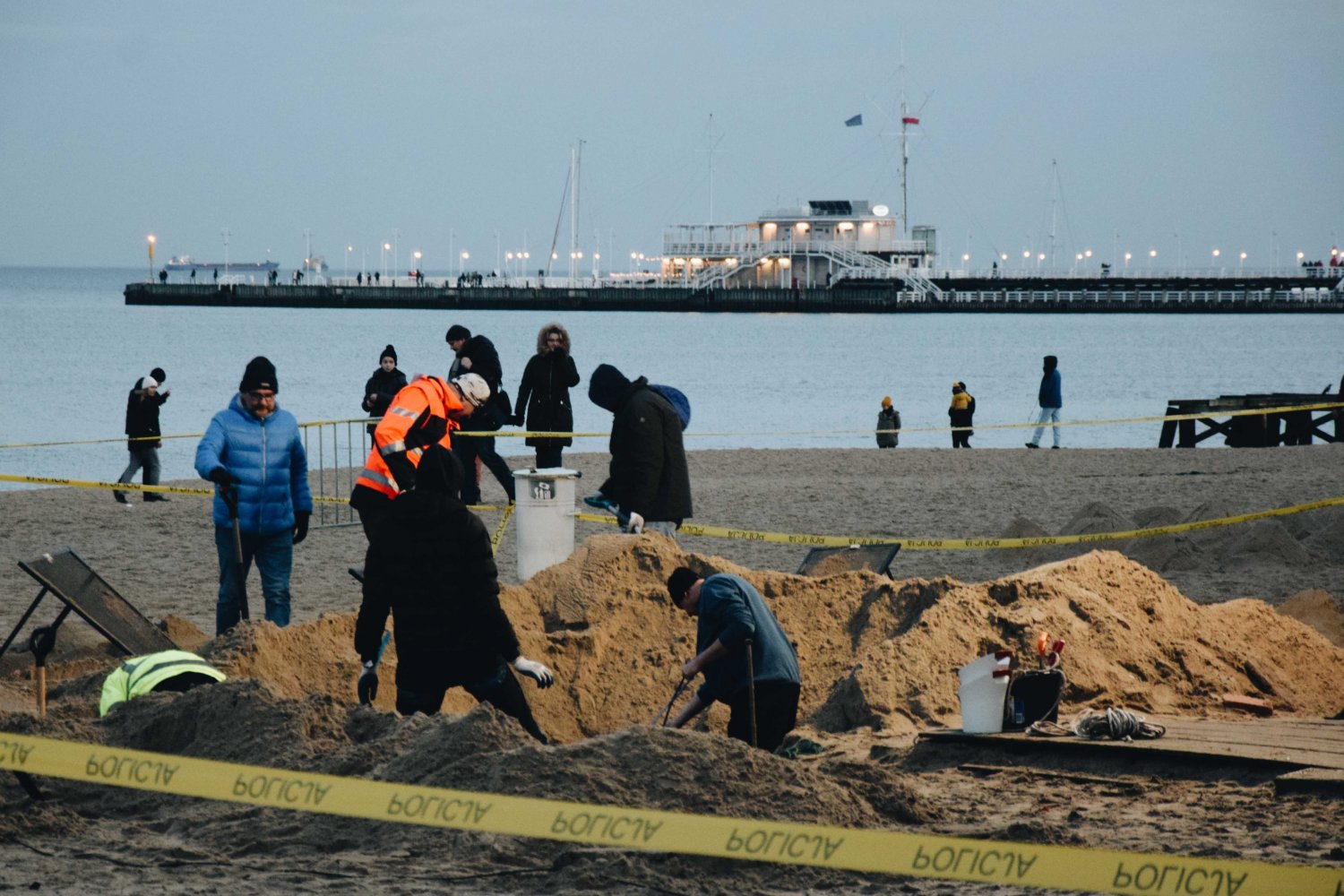 Działania służb przy dawnej Zatoce Sztuki