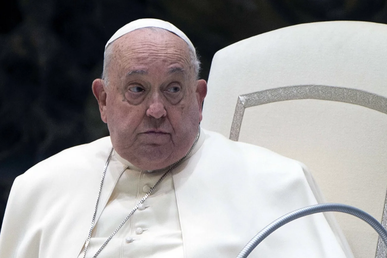 Włoskie media o stanie zdrowia Franciszka. "Decydujące będą najbliższe godziny" Papież Franciszek jest w złym stanie. Włoskie media piszą o niepokoju