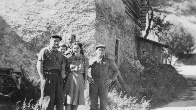 Krystyna Skarbek jako Christine Granville wśród francuskich partyzantów i brytyjskich oficerów, Queyras Valley, sierpień 1944 r.