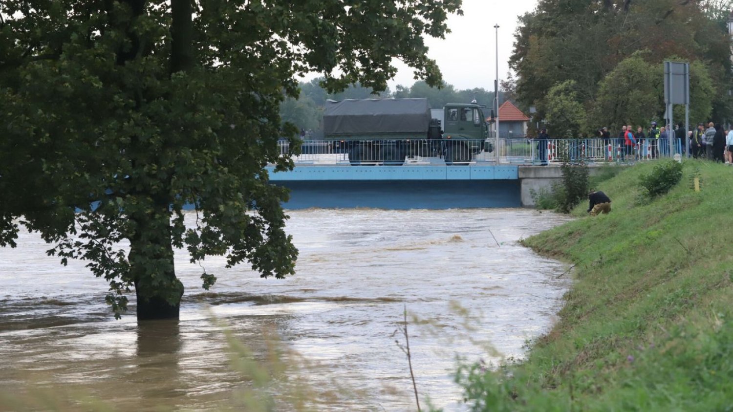 Nagły zrzut wody ze zbiornika przez Tauron. Woda idzie na Wrocław.