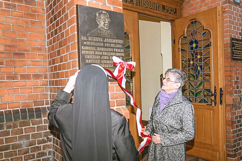 Irena Jankowska, siostra bliźniaczka nieżyjącego prałata Jankowskiego odsłania poświęconą mu tablicę w Starogardzie Gdańskim