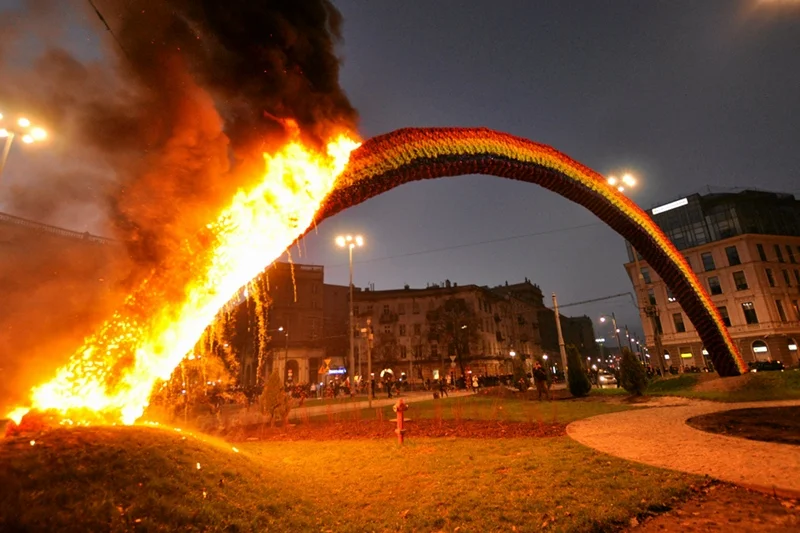 Tęczę na pl. Zbawiciela podpalono w trakcie Marszu Niepodległości.