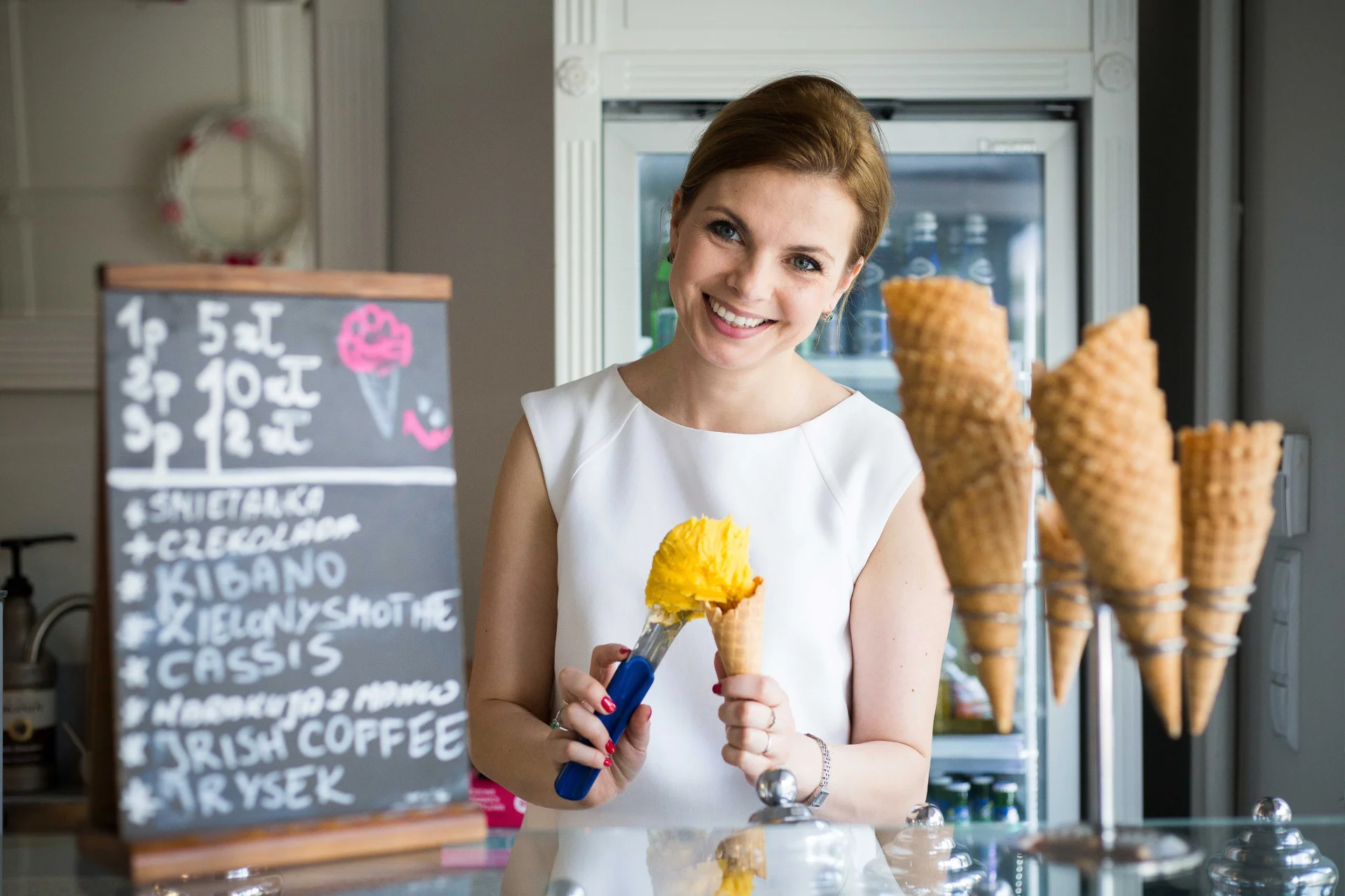 Emilia Dąbkowska, właścicielka Sweet Moments, ma niebywałą wręcz intuicję do smaków. Teraz szczególnie zaprasza na maślankę z malinami! My polecamy też marakuję.