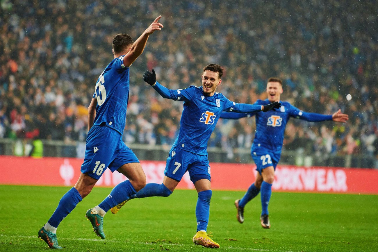 Piłkarze Lecha Poznań zagrali już w tym sezonie w dwóch europejskich pucharach. Poznaniacy nadal są jednak w grze.