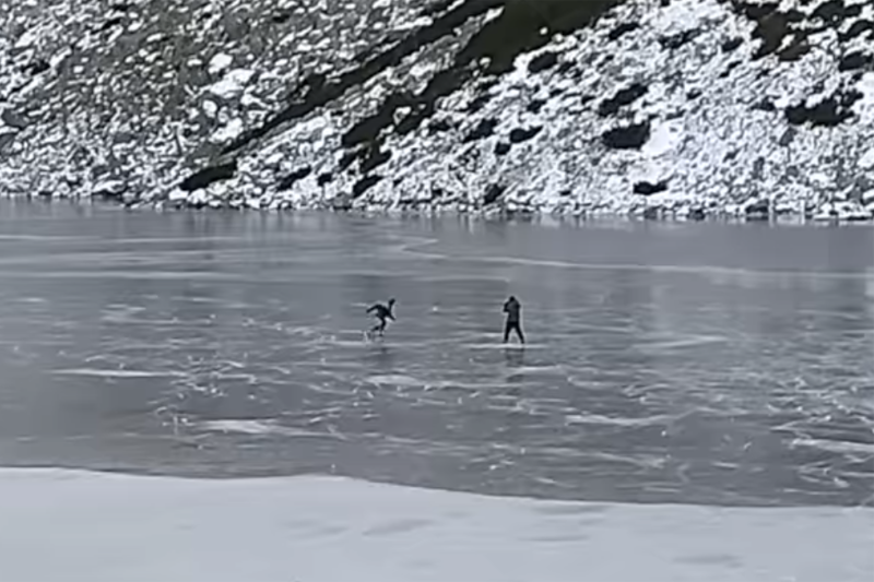 Dwójka turystów postanowiła pojeździć na łyżwach po zamarzniętym Czarnym Stawie.