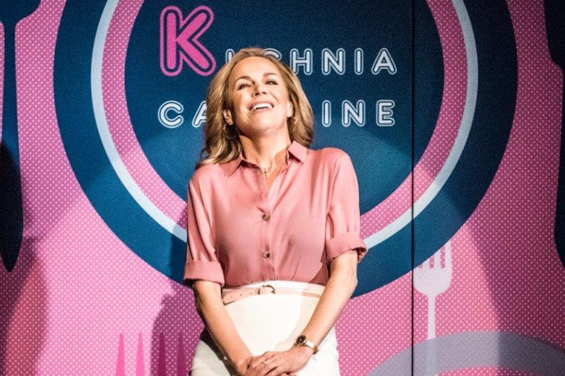 Monika Krzywkowska wciela się w tytułową Carole Mortimer i w roli sprawdza się doskonale