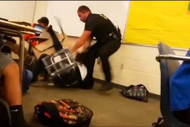 Policjant brutalnie przewraca 16-letnią uczennicę i ciągnie ją po podłodze. Szokujące nagrania wywołały burzę w USA